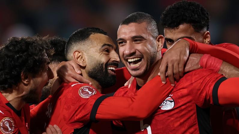 Jogadores do Egito comemoram um dos gols da vitória sobre Costa do Marfim — Foto: AFP