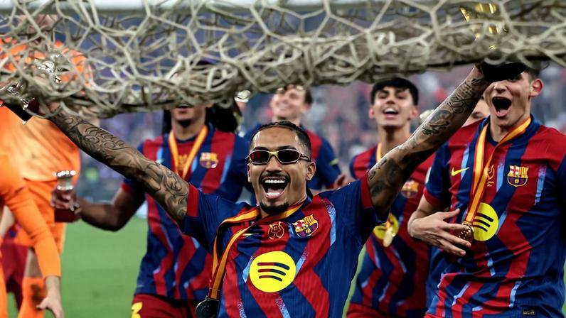 Raphinha comemora o título da Supercopa da Espanha — Foto: Foto por FADEL SENNA/AFP