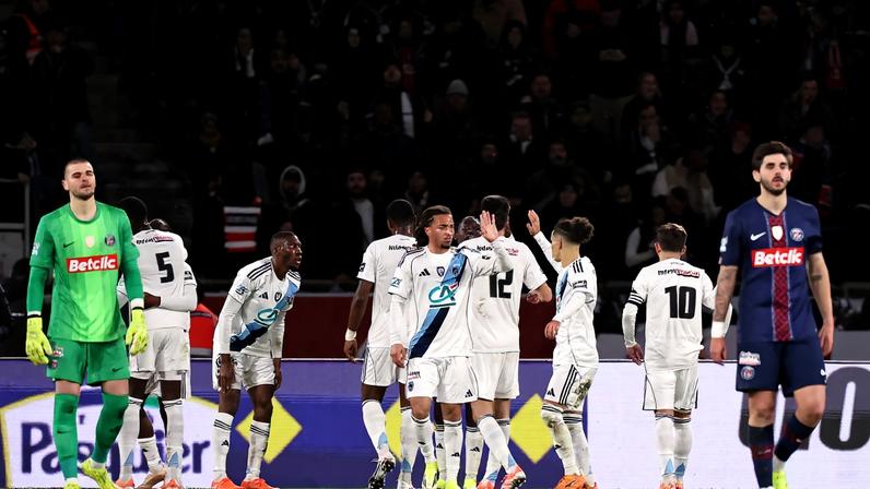 Jogadores do Paris FC comemoram o gol da vitória sobre o PSG na Copa da França — Foto: Anne-Christine POUJOULAT / AFP
