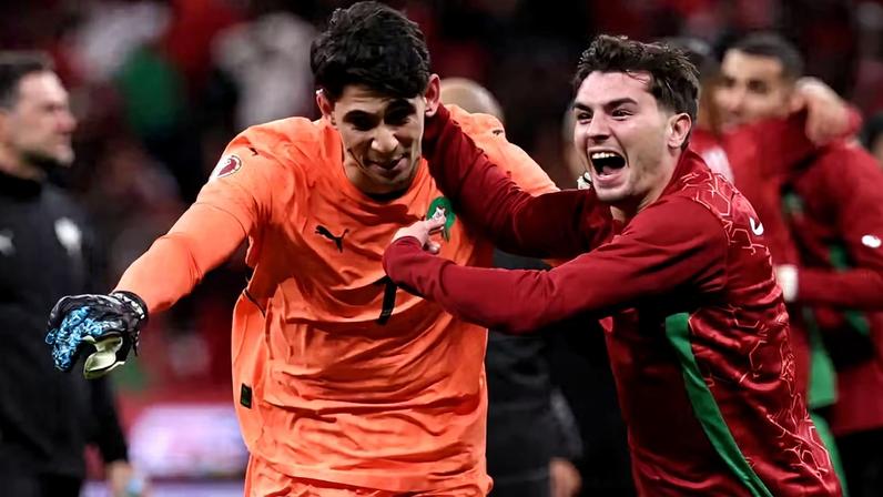 O goleiro Bono comemora a classificação de Marrocos para a final da Copa Africana — Foto: FRANCK FIFE / AFP