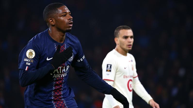Dembélé marcou dois gols na vitória do PSG sobre o Lille — Foto: Anne-Christine POUJOULAT / AFP