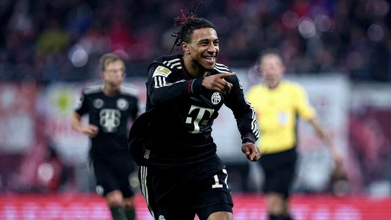 Michael Olise comemora seu gol na goleada do Bayern de Munique sobre o RB Leipzig — Foto: Ronny HARTMANN / AFP