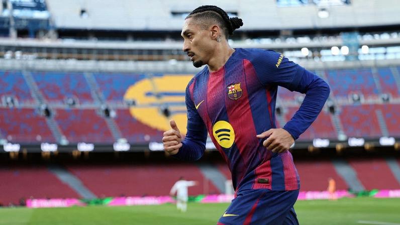 Raphinha comemora gol pelo Barcelona — Foto: AFP