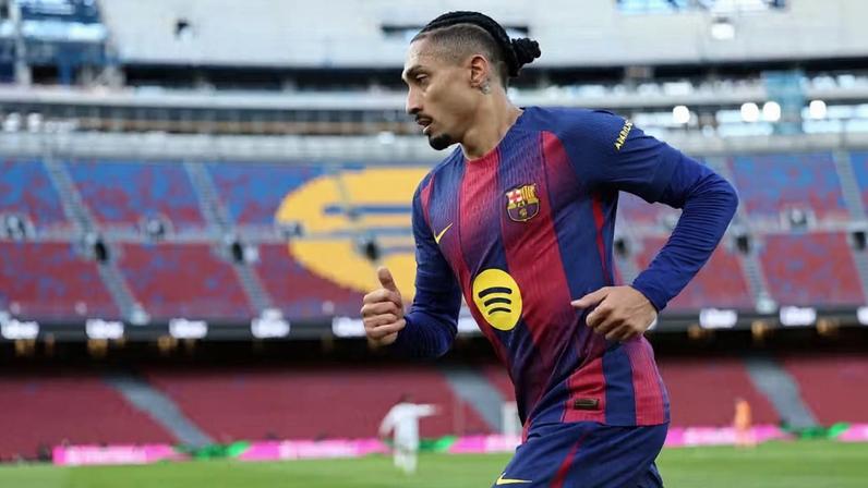 Raphinha fez um dos gols da vitória do Barcelona sobre o Oviedo, em La Liga — Foto: AFP