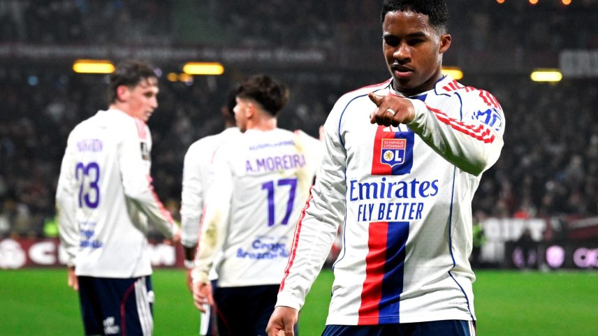 Endrick marcou três gols na vitória do Lyon sobre o Metz no Campeonato Francês — Foto: AFP