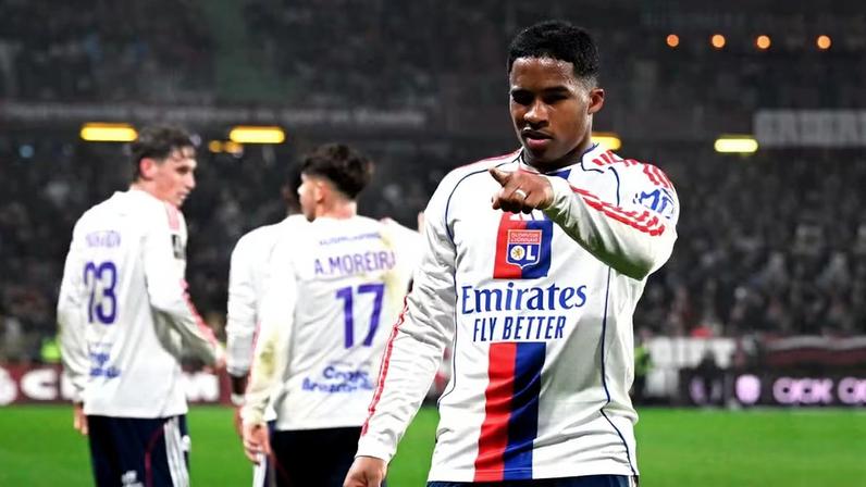 Endrick marcou três gols na vitória do Lyon sobre o Metz no Campeonato Francês — Foto: AFP