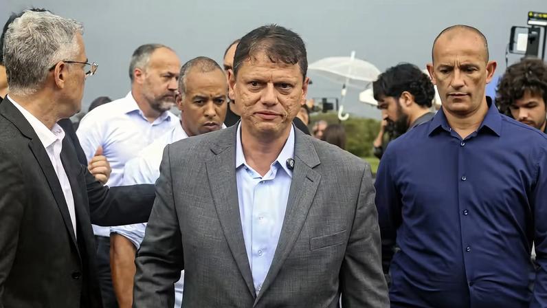 Tarcísio de Freitas visita o ex-presidente Jair Bolsonaro na Papudinha — Foto: Sergio Lima/AFP