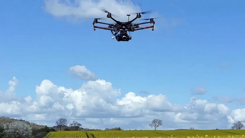 Drone em operação em área agrícola