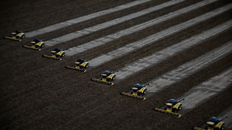 Máquinas fazendo a colheita de soja