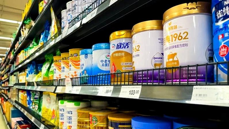 Gôndola de supermercado chinês com fórmulas infantis