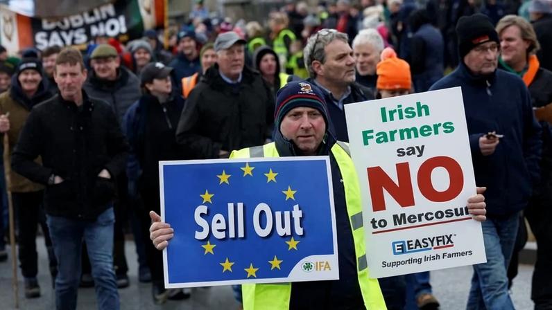 Agricultores irlandeses protestam contra acordo comercial entre UE e Mercosul em Athlone, na Irlanda 10/01/2026