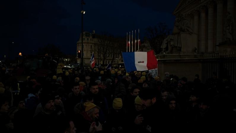 Agricultores protestam em frente à Assembleia Nacional da França, em Paris, em 8 de janeiro 08/01/2026