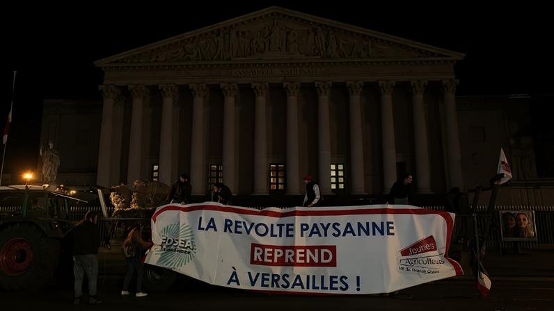 Agricultores franceses realizam protesto em frente à Assembleia Nacional contra a gestão do governo sobre o acordo de livre comércio Mercosul-UE