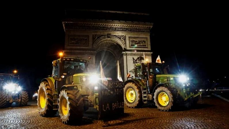 Tratores fazem fila em frente ao Arco do Triunfo, em Paris, em protesto contra acordo comercial entre União Europeia e Mercosul 13/01/2026