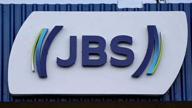 Logo da JBS em fachada de prédio da empresa