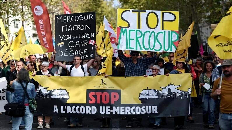 Agricultores franceses protestam contra acordo comercial entre UE e Mercosul em Paris 14/10/2025