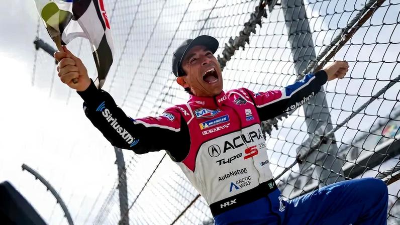 Helio Castroneves comemora pulando no Alambrado (Foto: IMSA/LAT)