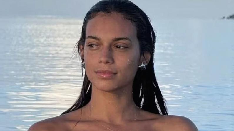 Alane Dias, musa da Grande Rio, mostra marquinha de biquíni — Foto: Reprodução Instagram