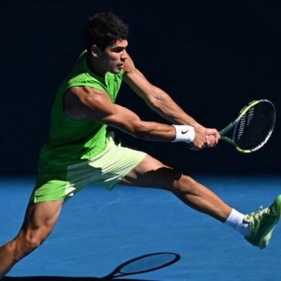 Alcaraz vence luta física com Zverev e vai à 1ª final na Austrália