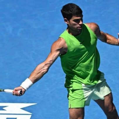 Alcaraz avança sem perder set em busca da primeira semifinal