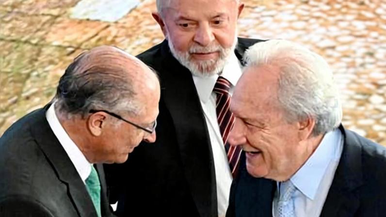 Alckmin cumprimenta Lewandowski sob os olhares de Lula