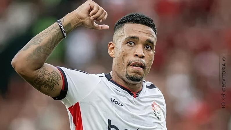 Alerrandro comemora gol pelo Vitória