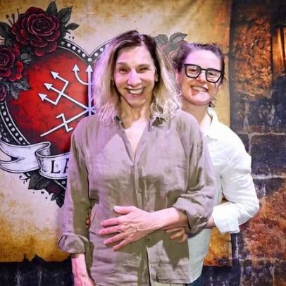 Alessandra Maestrini é fotografada com a namorada em noite de teatro em SP