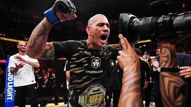 Alex Poatan após recuperar o cinturão dos meio-pesados no UFC (Foto: Reprodução Instagram Alexpoatanpereira)