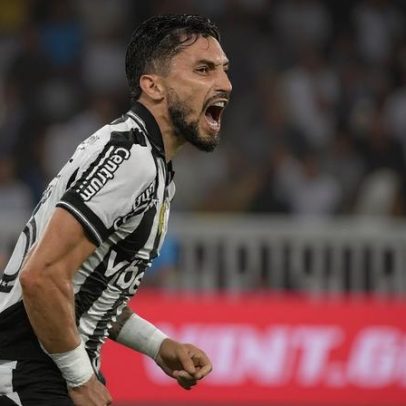 Alex Telles vê início de Martín Anselmi no Botafogo como muito positivo