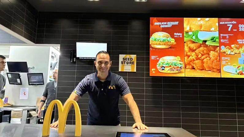 Alexander Nouri, ex-técnico na Bundesliga, agora trabalha no McDonald's — Foto: Reprodução