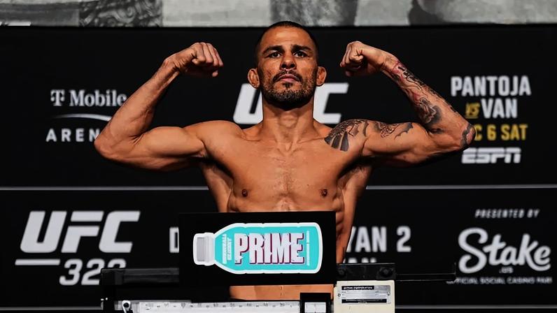 Alexandre Pantoja em pesagem do UFC 323 (Foto: Reprodução/UFC)