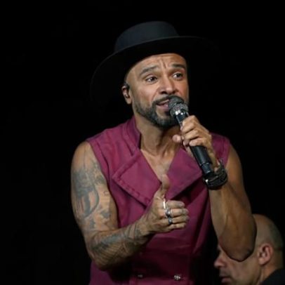 Esposa de Alexandre Pires faz aparição rara em show do marido