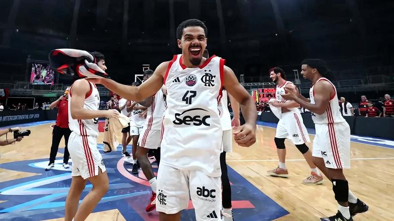 Alexey Borges comemorando vitória do Flamengo sobre o Franca na BCLA 2024/25 (Foto: Reprodução / FIBA)