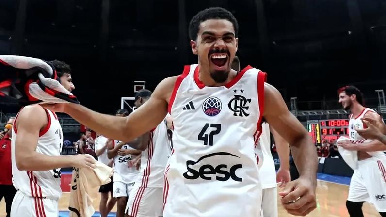 Alexey Borges comemorando vitória do Flamengo sobre o Franca (Foto: Reprodução/Fiba)
