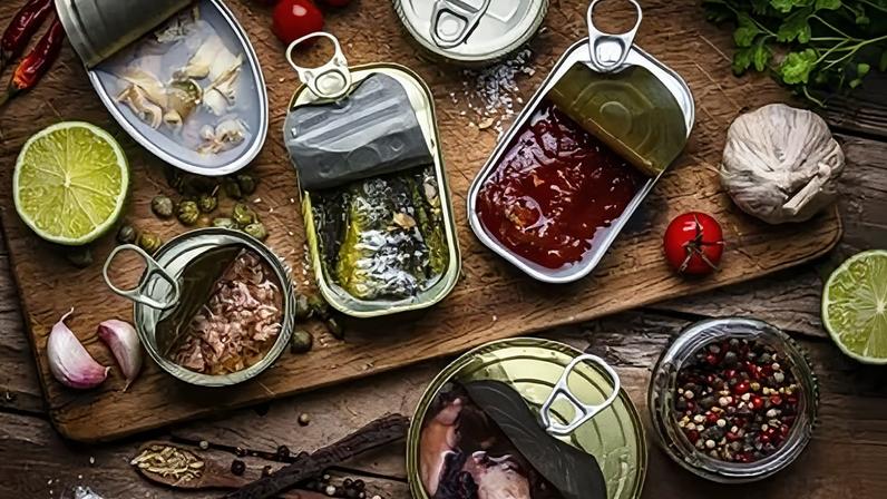 Alimentos enlatados são opções práticas para o dia a dia, mas devem ser escolhidos com cautela