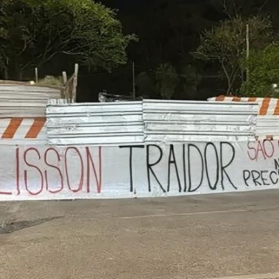 Torcida do São Paulo protesta contra Alisson após conversa com o Corinthians