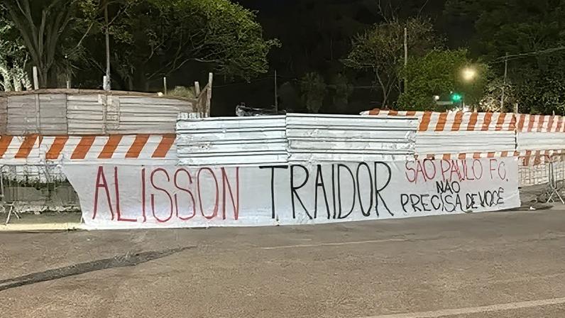 Torcida do São Paulo protestou contra Alisson
