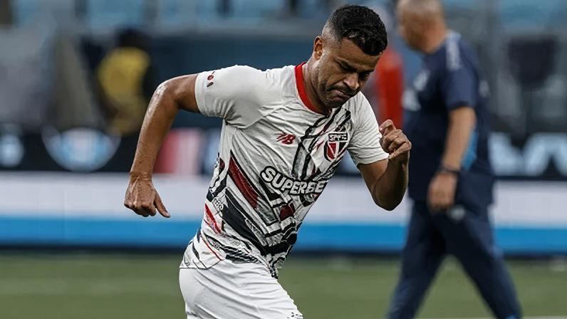 Alisson, do São Paulo, em aquecimento