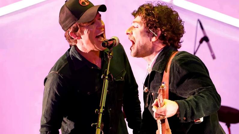 Concerto em Altadena marca aniversário dos incêndios em LA com Dawes e Flowers