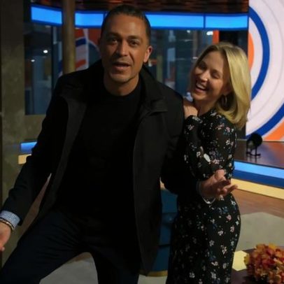 Amy Robach e T.J. Holmes convidam Andrew Shue e Marilee Fiebig para o casamento