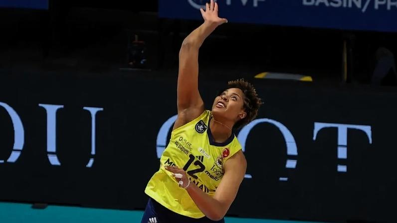 Ana Cristina em ação durante partida do Fenerbahçe (Foto: Fenerbahçe Vôlei)