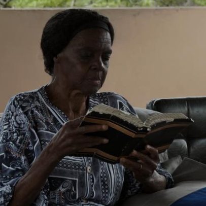 Idosa de 91 anos volta à escola para realizar sonho de leitura bíblica