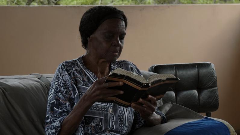 Sonho de ler a Bíblia leva idosa de 91 anos de volta à escola