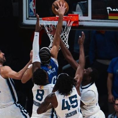 Armador do Magic faz dunk sobre quatro defensores na NBA