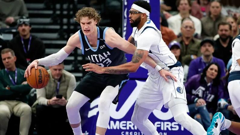 Anthony Davis e Lauri Markkanen se enfrentam em Mavericks x Jazz na NBA (Foto: Chris Gardner/Getty Images/AFP)