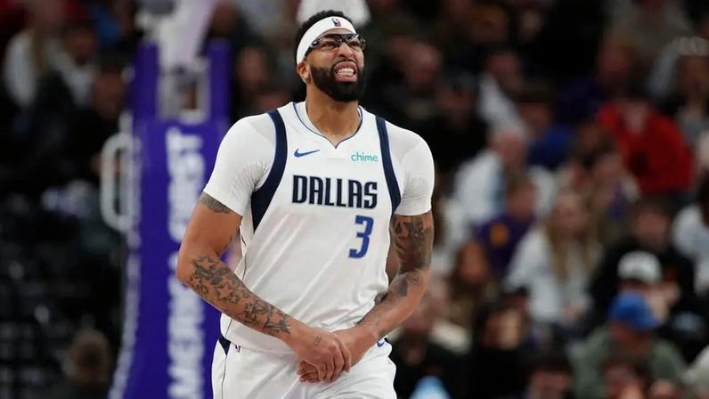 Anthony Davis sente lesão em Mavericks x Jazz na NBA (Foto: Chris Gardner/Getty Images/AFP)