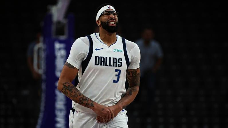 Anthony Davis sente lesão em Mavericks x Jazz na NBA (Foto: Chris Gardner/Getty Images/AFP)