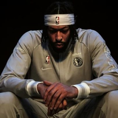 Hawks mantém pressão sobre Mavericks por Anthony Davis