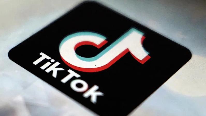 Logo do aplicativo Tiktok aparece sobre tela de um celular — Foto: Kiichiro Sato/AP