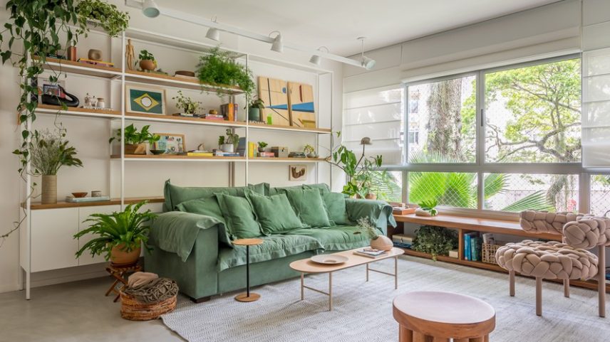 Com a reforma do sofá, feita pela Estofaria Urbana, o verde se tornou o tom principal desta sala de estar